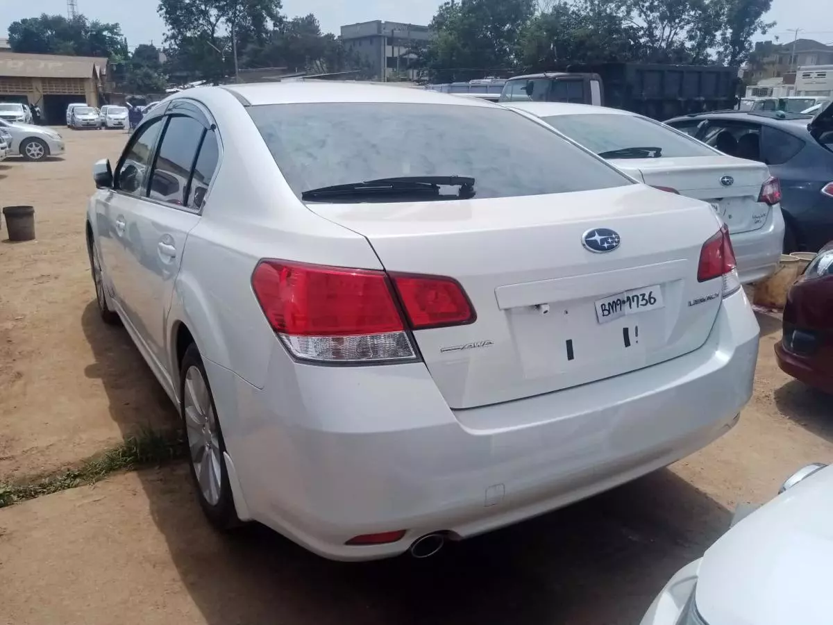 Subaru Legacy   - 2011