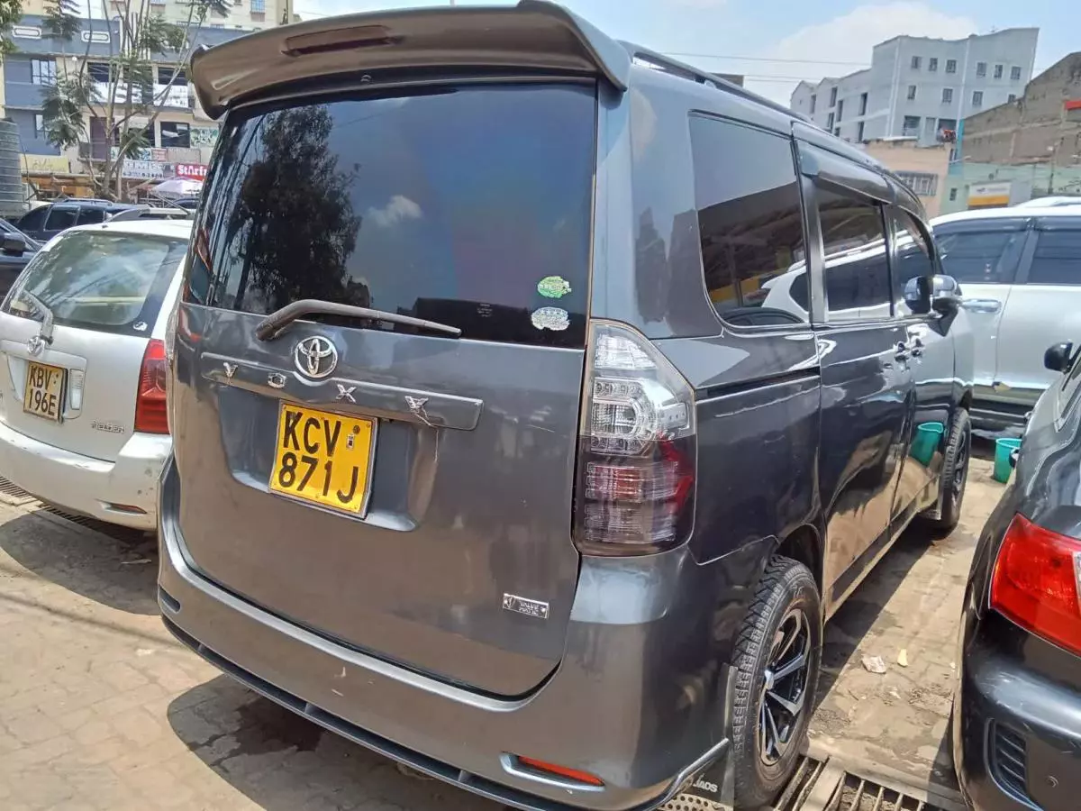 Toyota Noah   - 2012