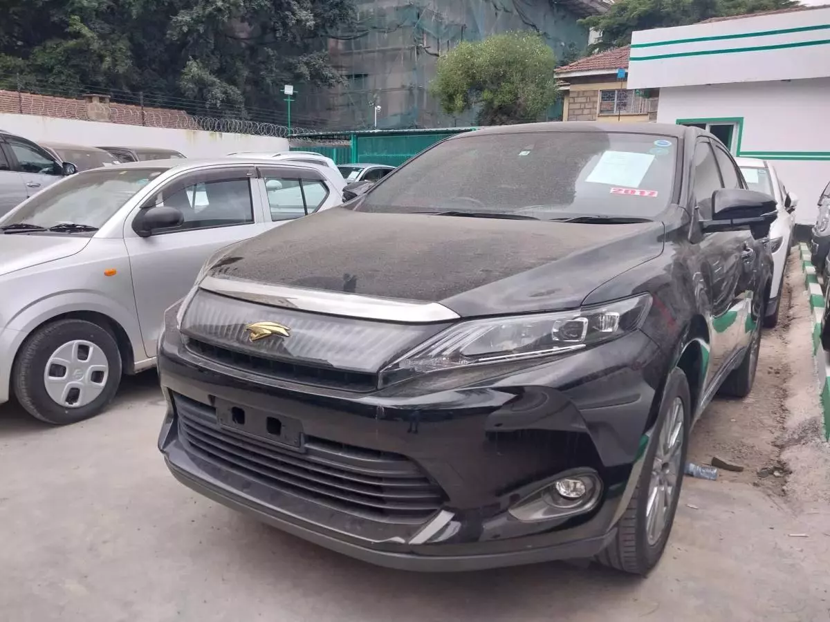 Toyota Harrier   - 2017