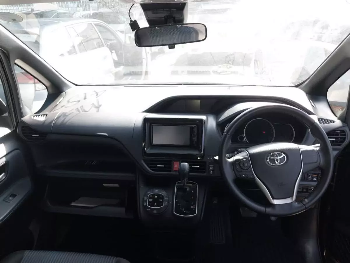 Toyota Voxy    - 2016