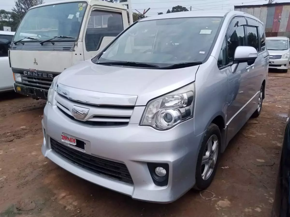 Toyota Noah   - 2010