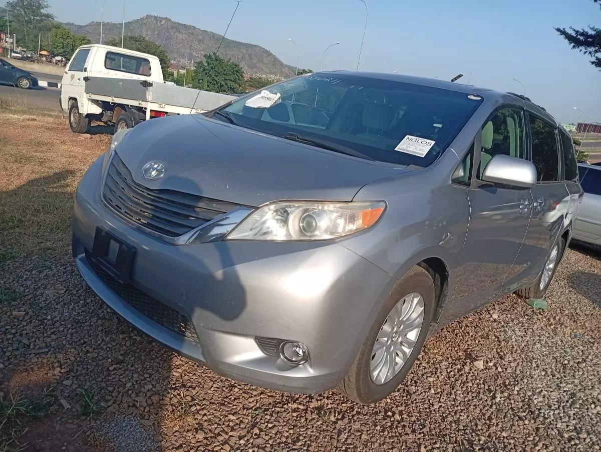 Toyota Sienna   - 2011