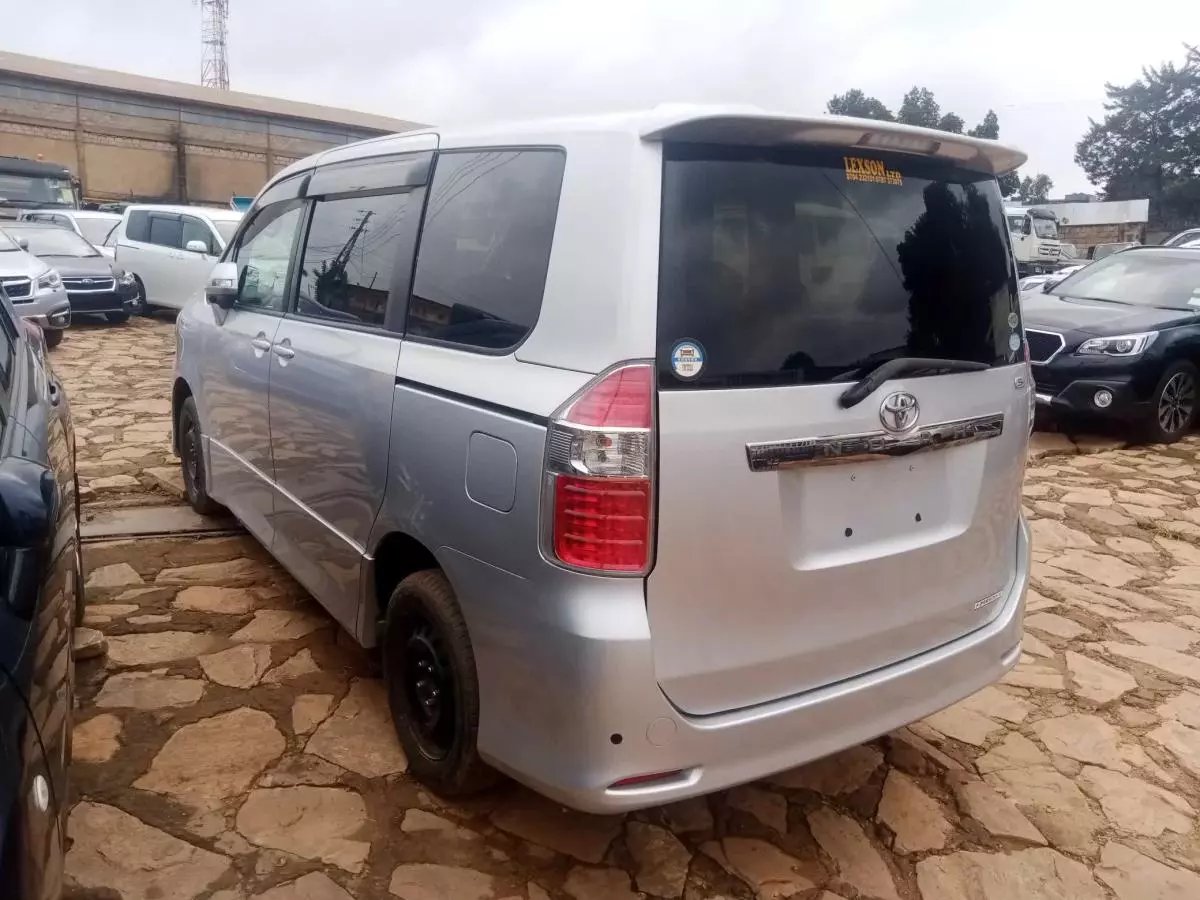 Toyota Noah   - 2012