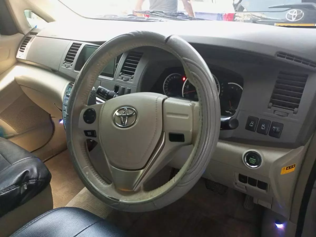 Toyota Isis  - 2013
