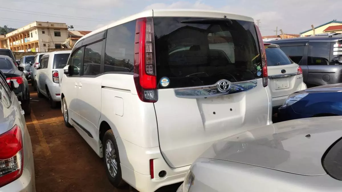 Toyota Noah - 2014