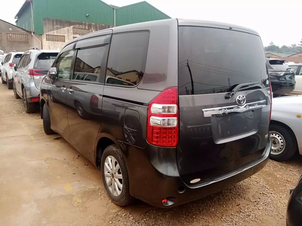 Toyota Noah   - 2012