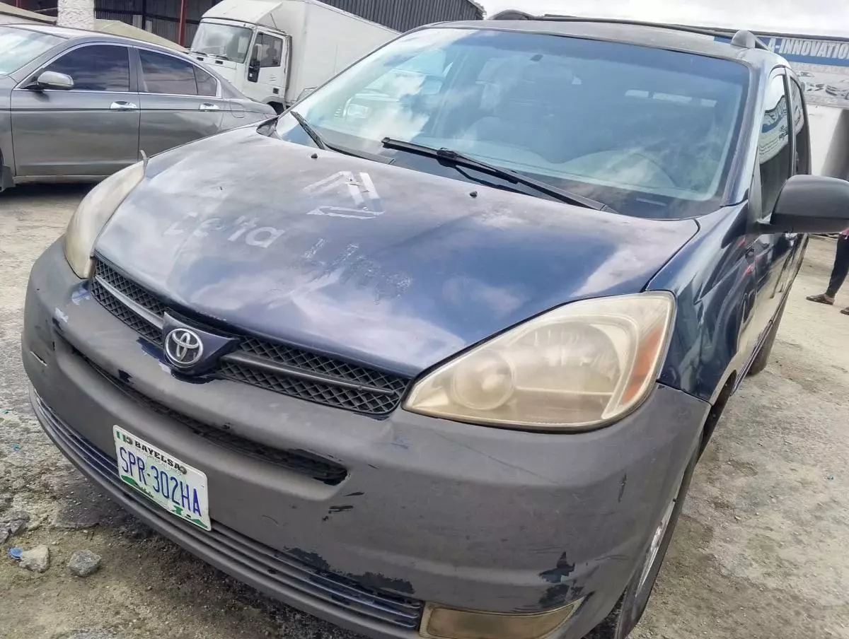 Toyota Sienna   - 2004