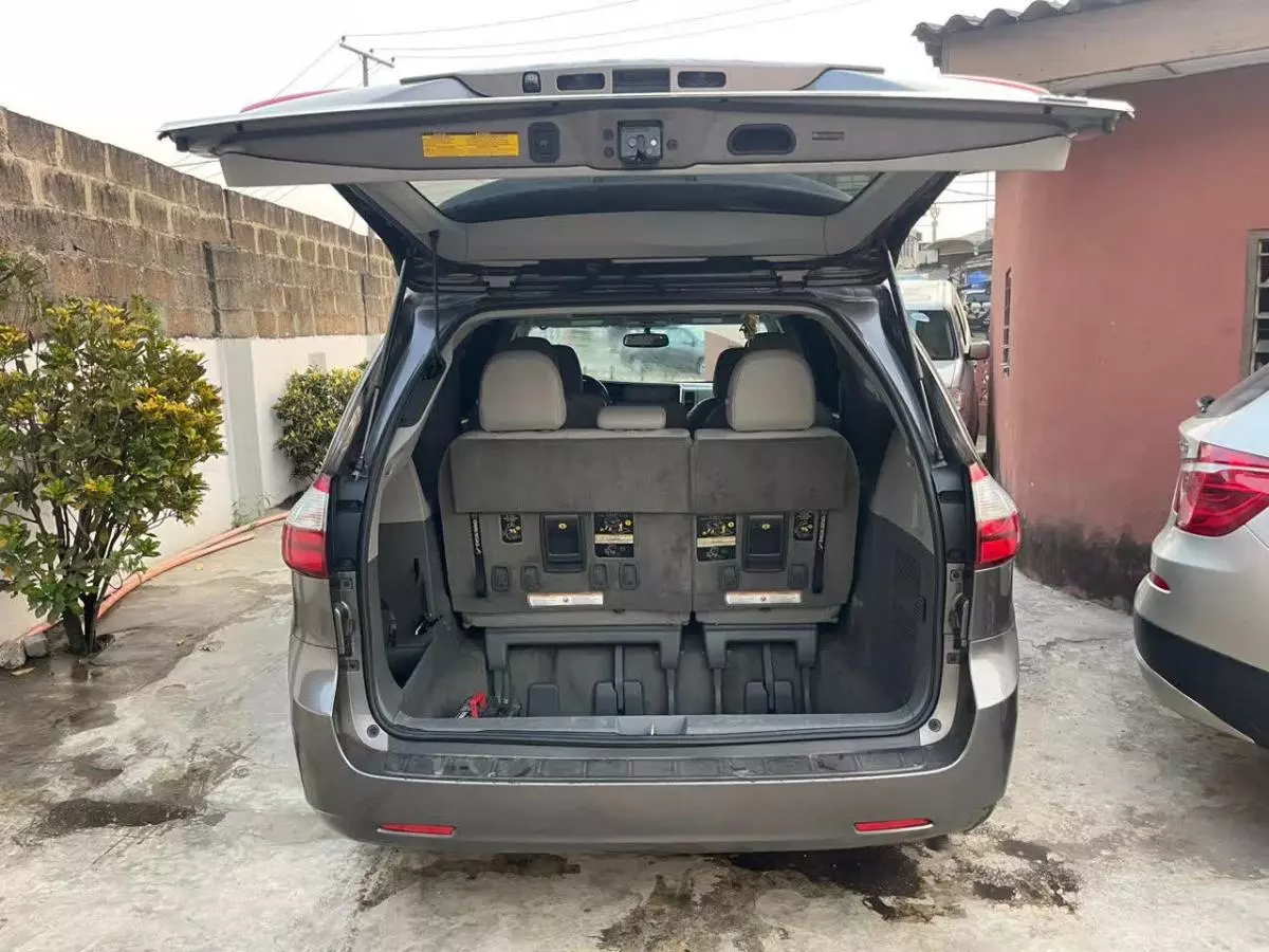 Toyota Sienna - 2016