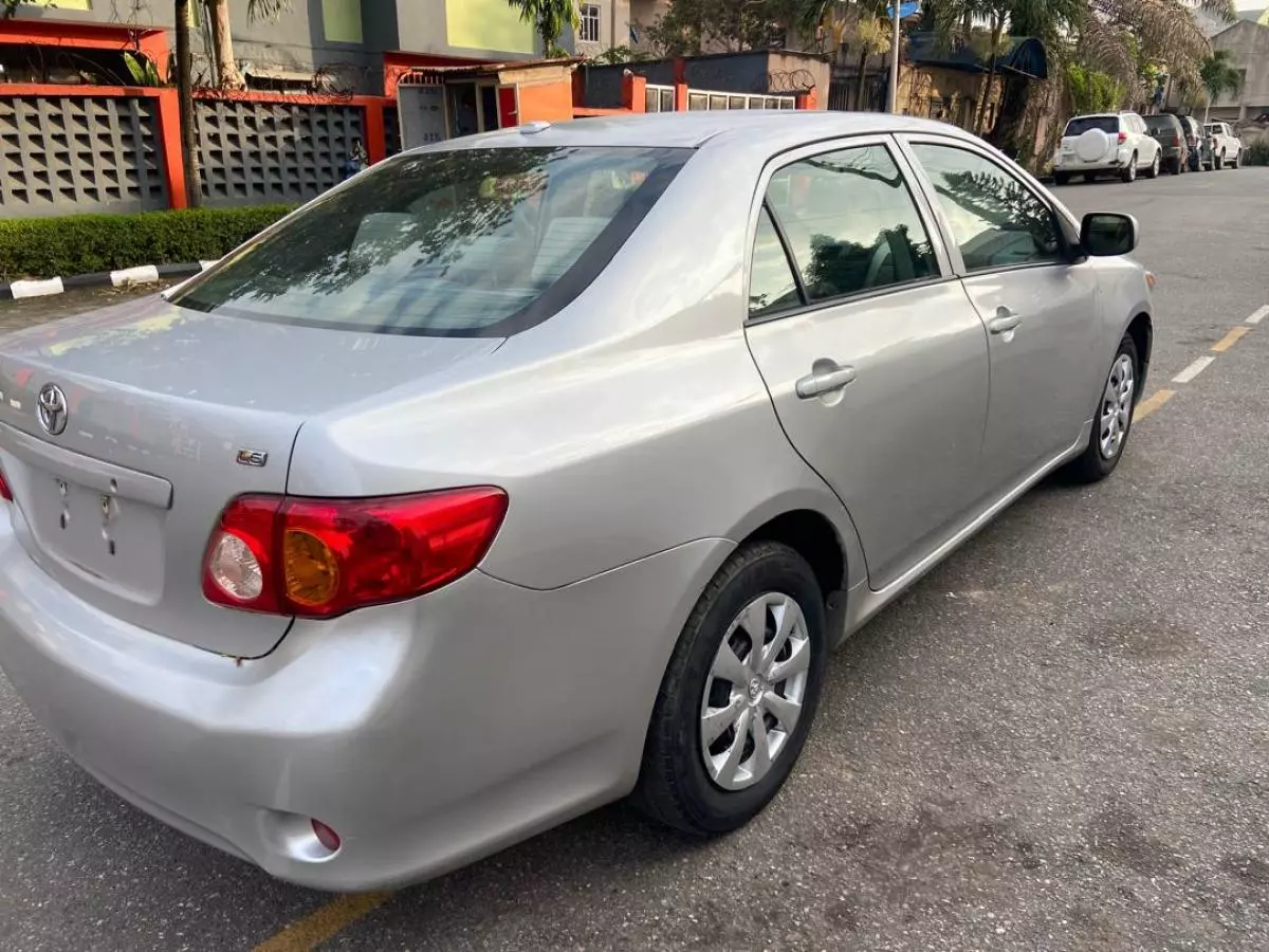 Toyota Corolla   - 2009