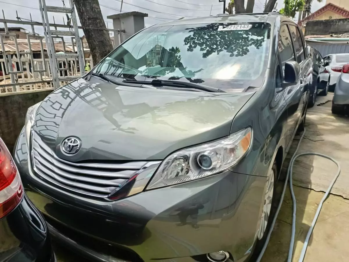 Toyota Sienna   - 2013