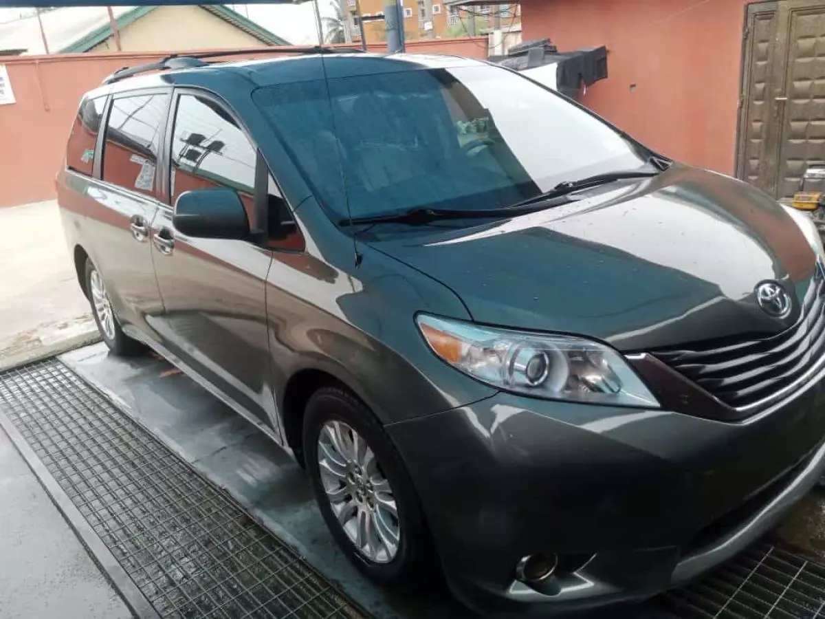 Toyota Sienna   - 2012