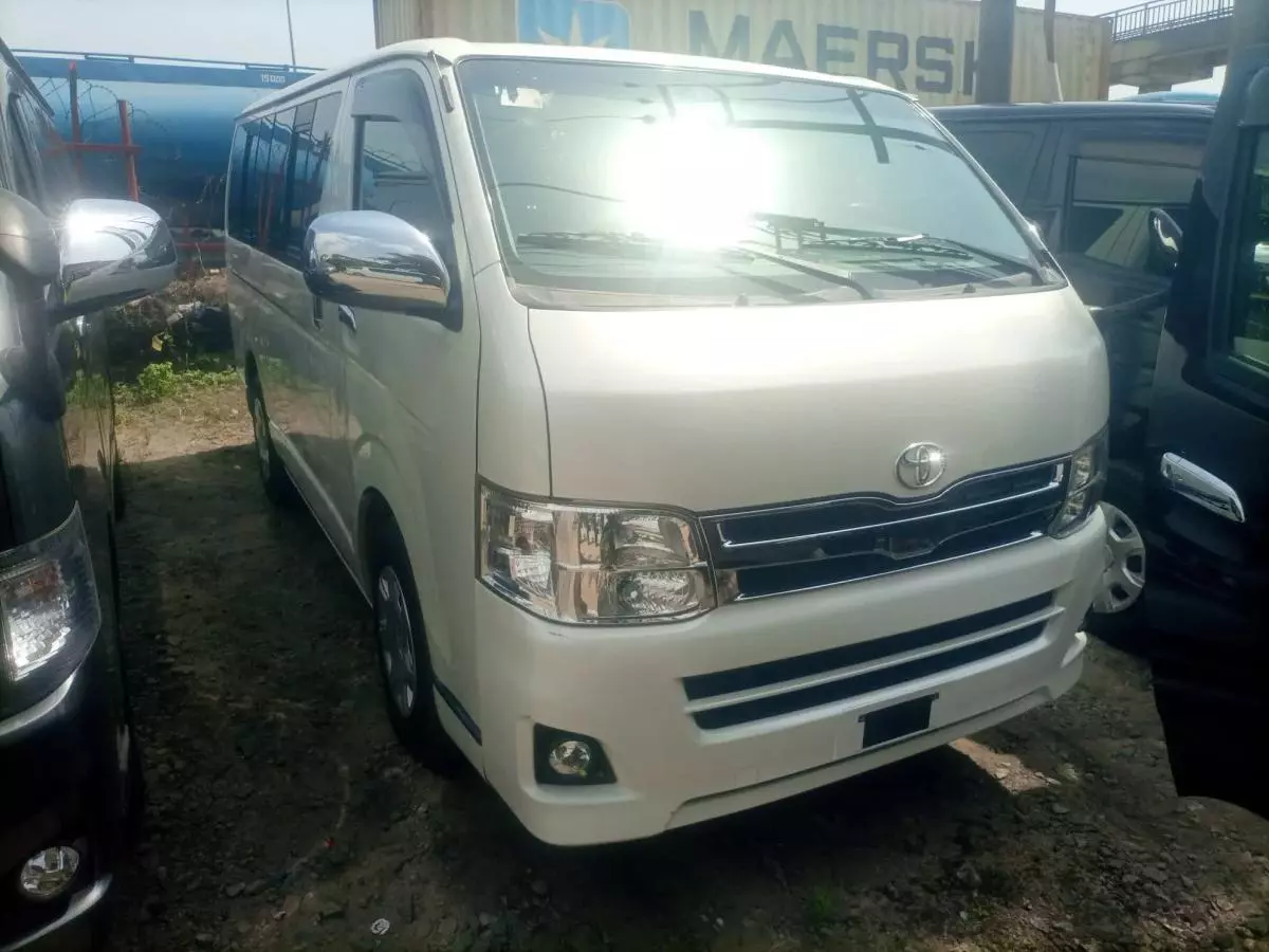 Toyota Hiace   - 2011