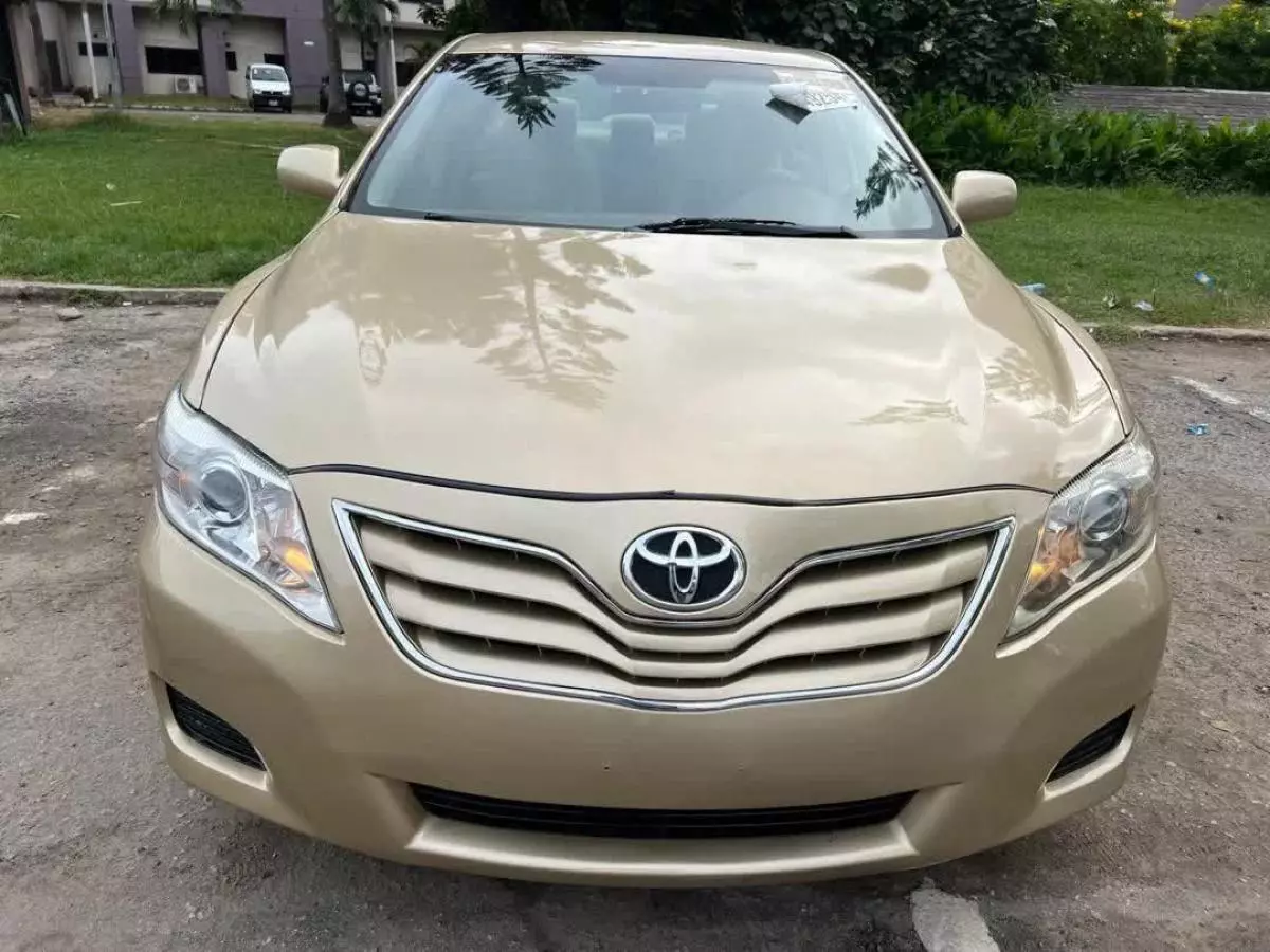 Toyota Camry   - 2011