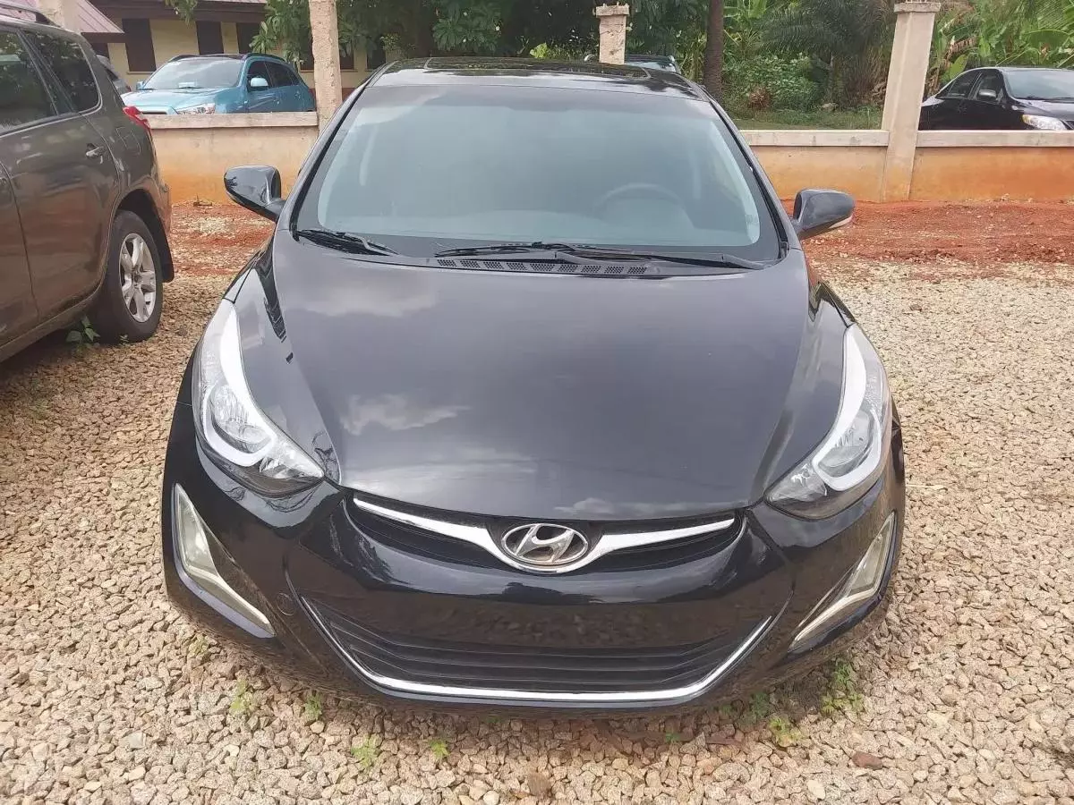 Hyundai Elantra   - 2012