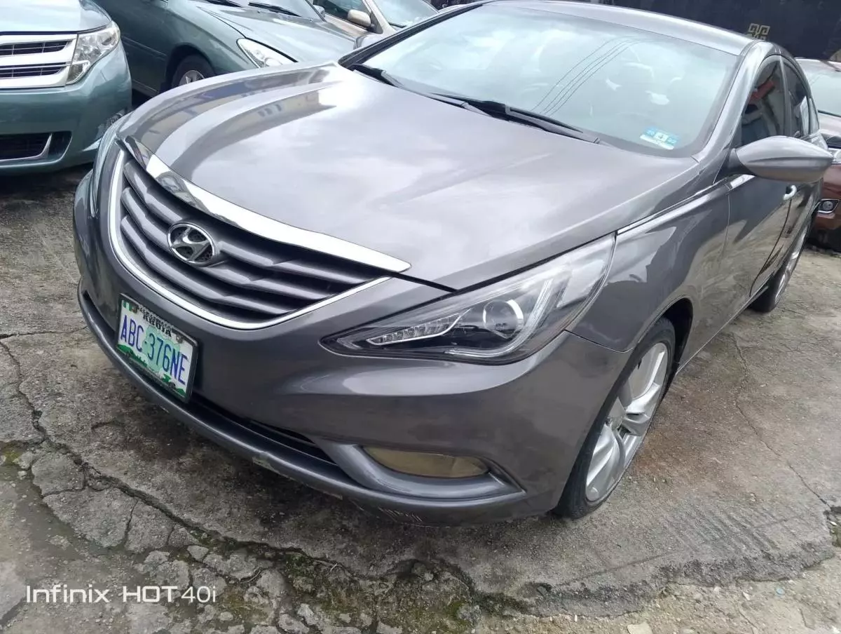 Hyundai Sonata   - 2011