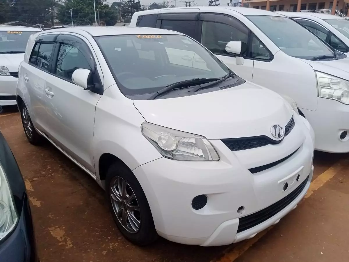 Toyota Ist    - 2011