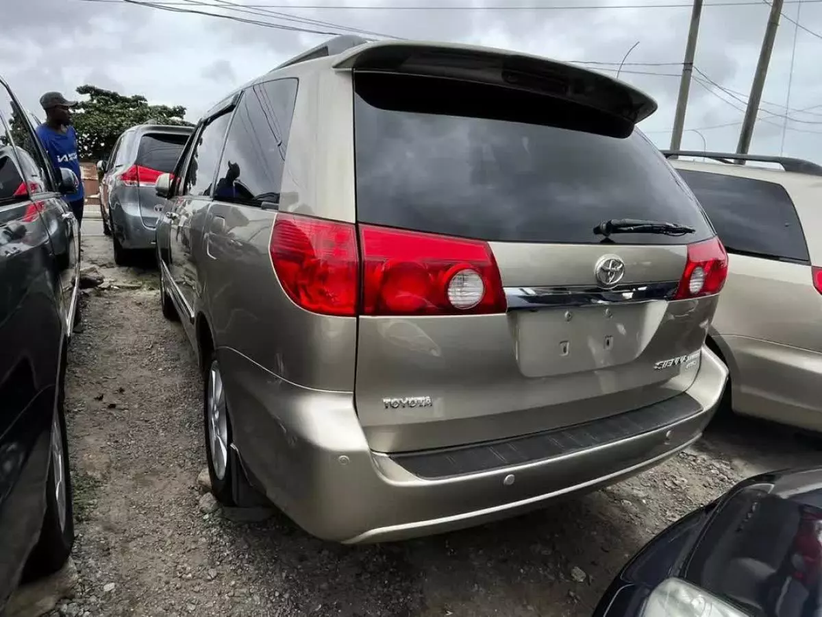 Toyota Sienna   - 2006