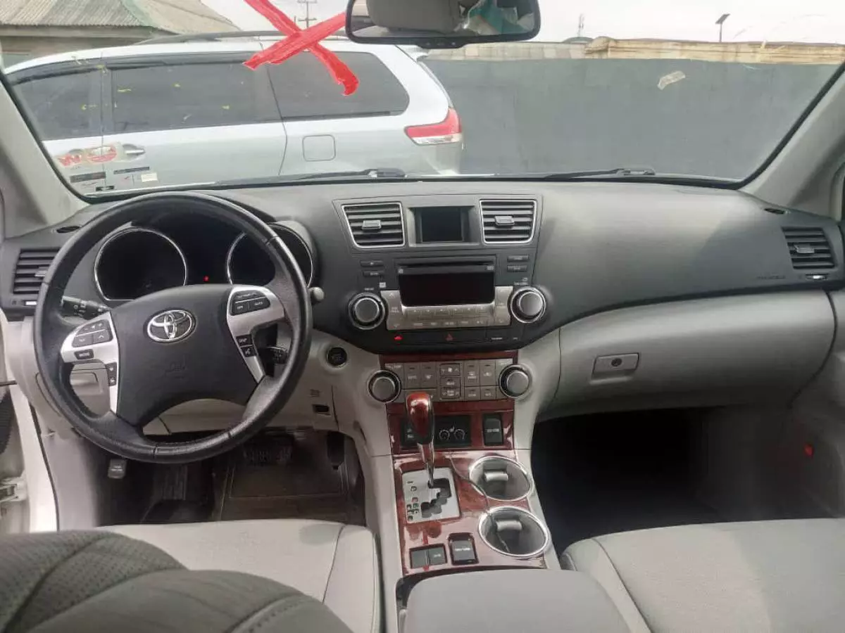 Toyota Highlander   - 2011