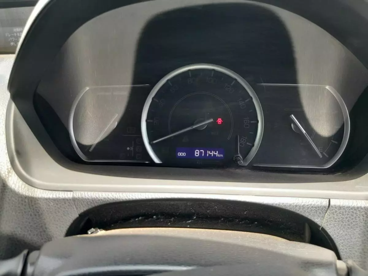 Toyota Noah Hybrid - 2015