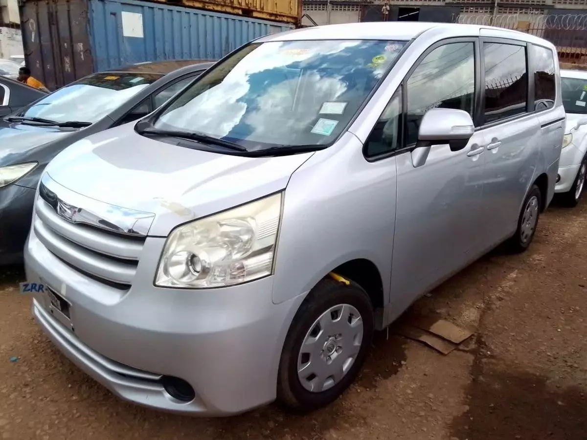 Toyota Noah   - 2008