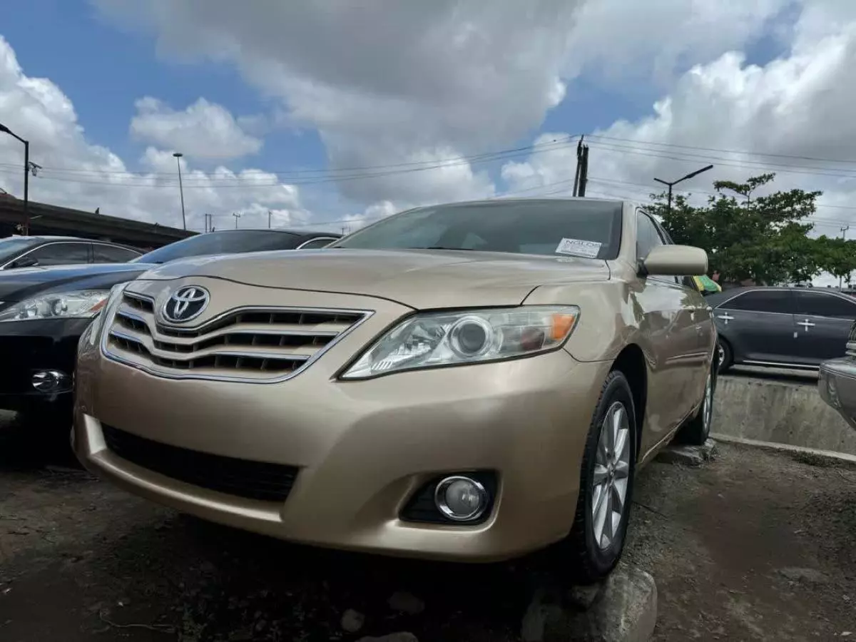 Toyota Camry   - 2010