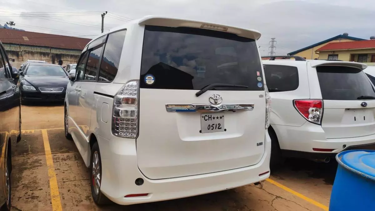 Toyota Noah   - 2010