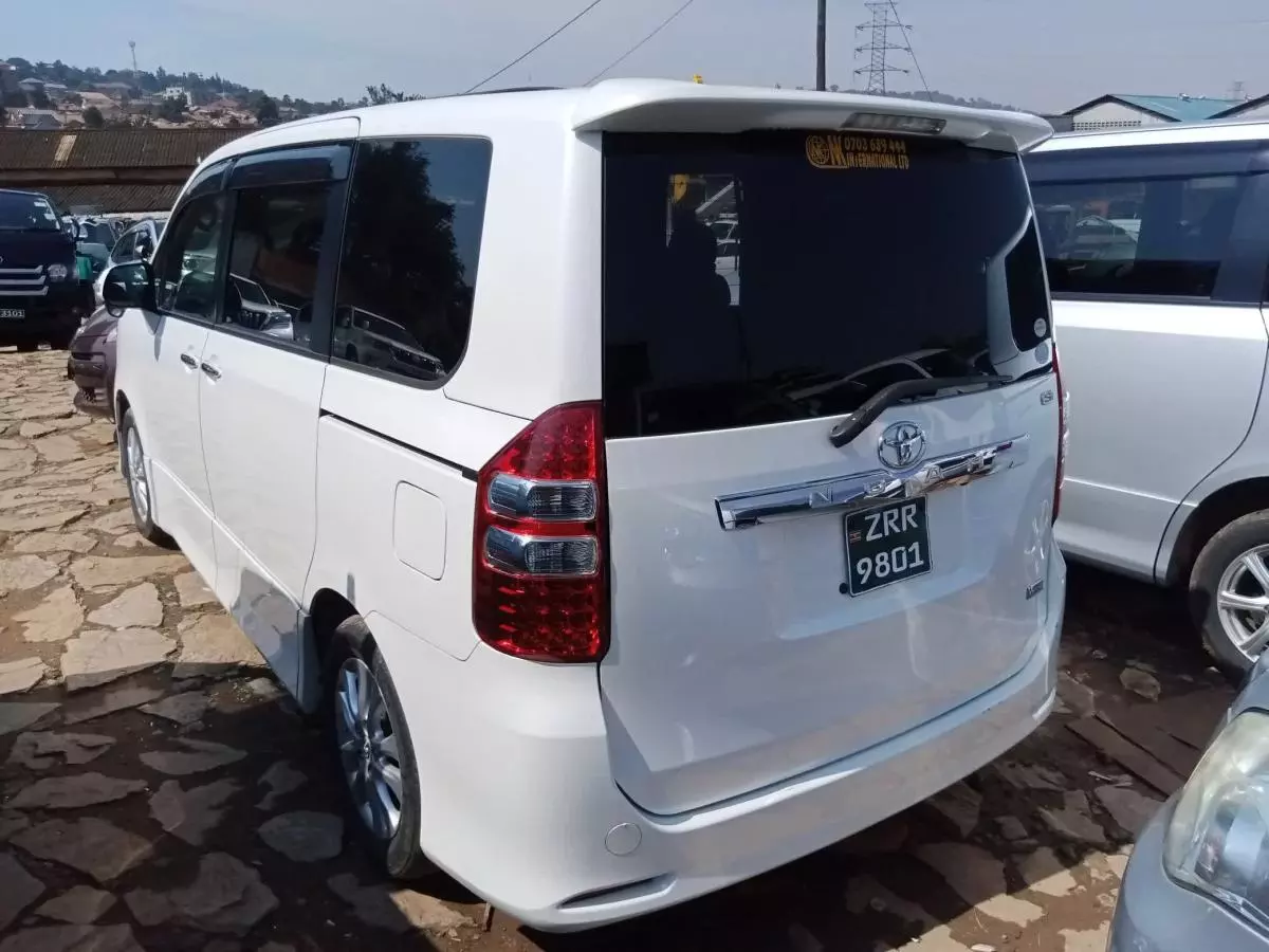 Toyota Noah   - 2012