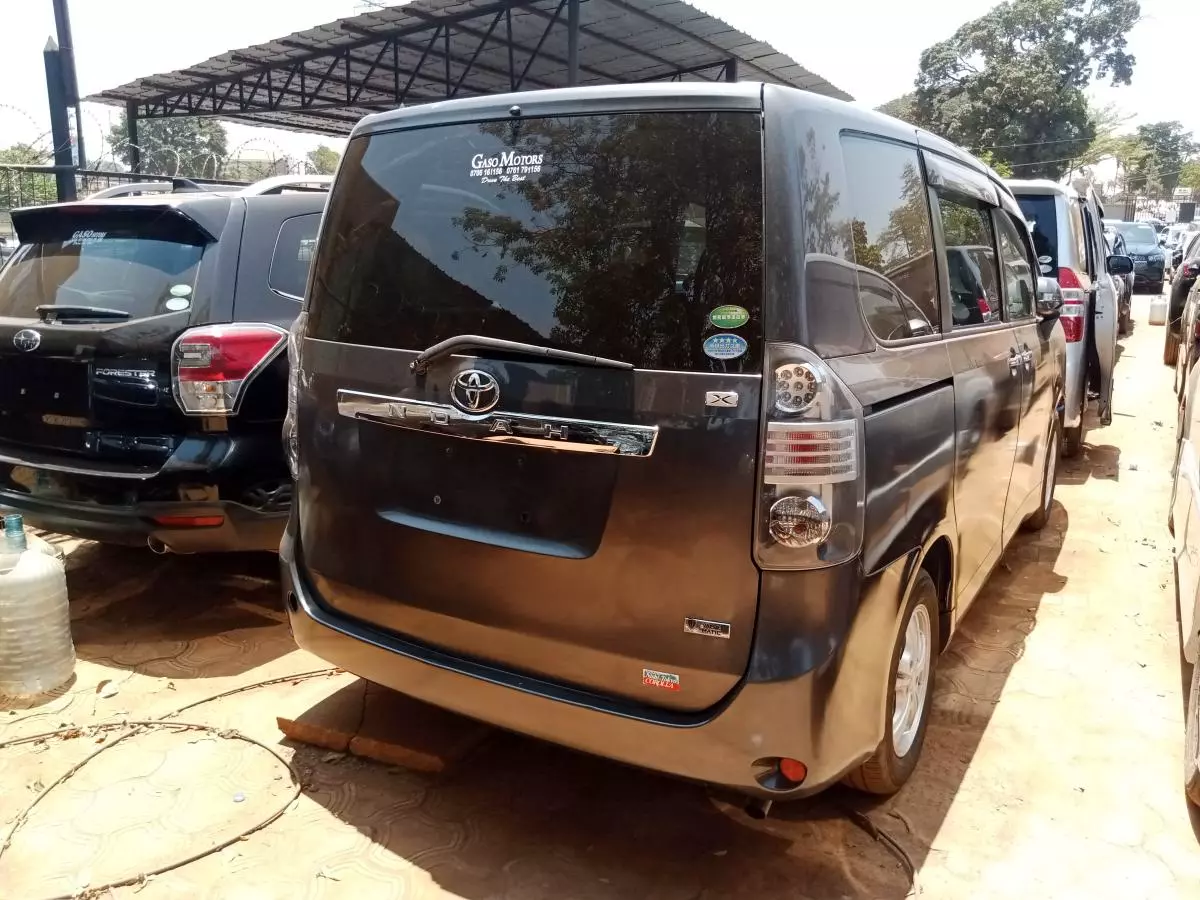 Toyota Noah   - 2011