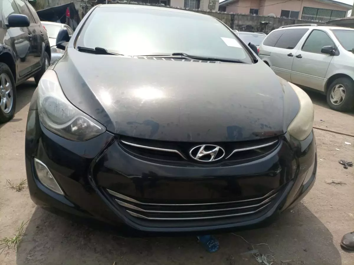 Hyundai Elantra - 2012