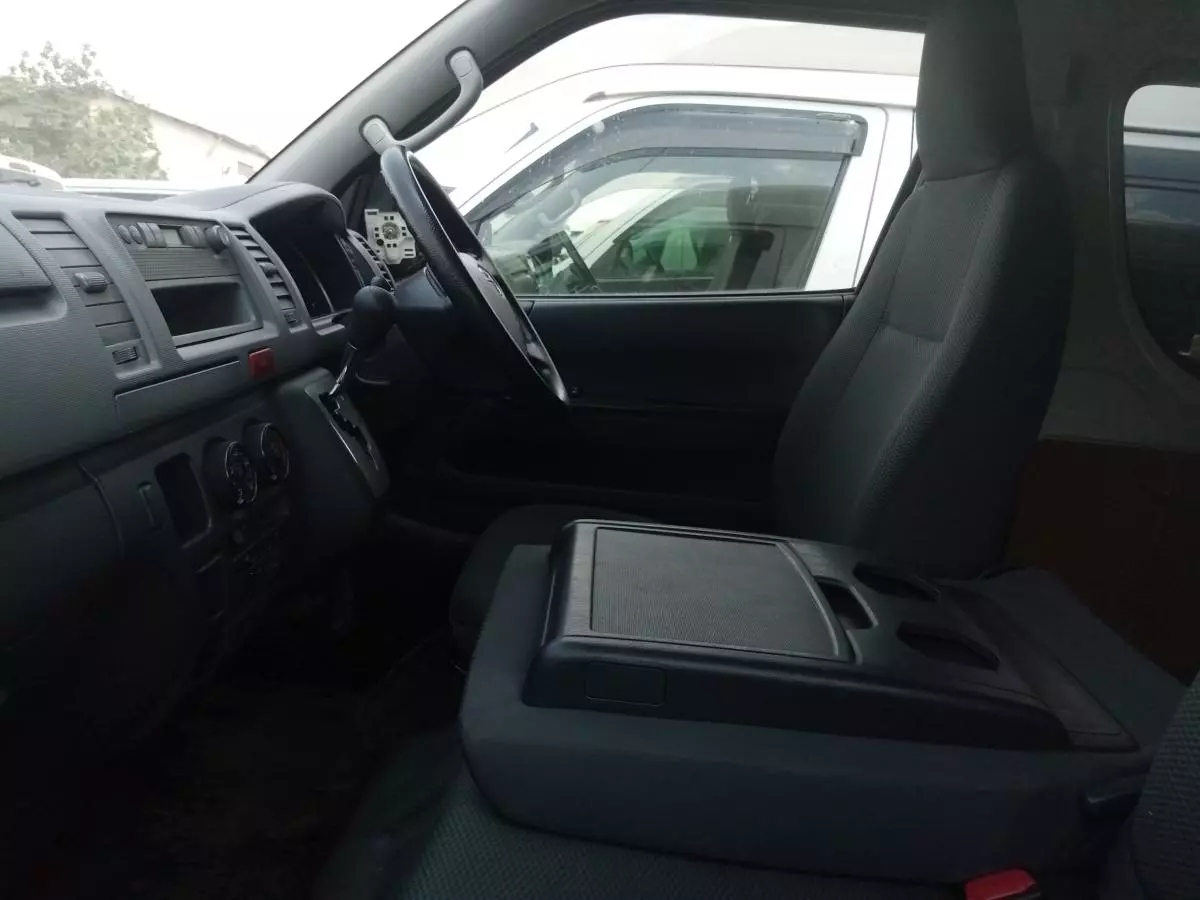 Toyota Hiace   - 2011