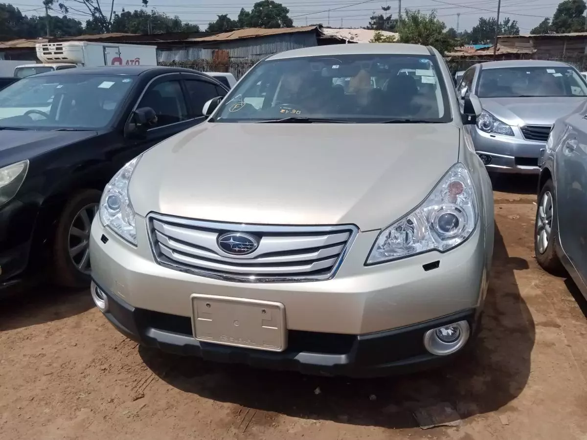 Subaru Outback   - 2011