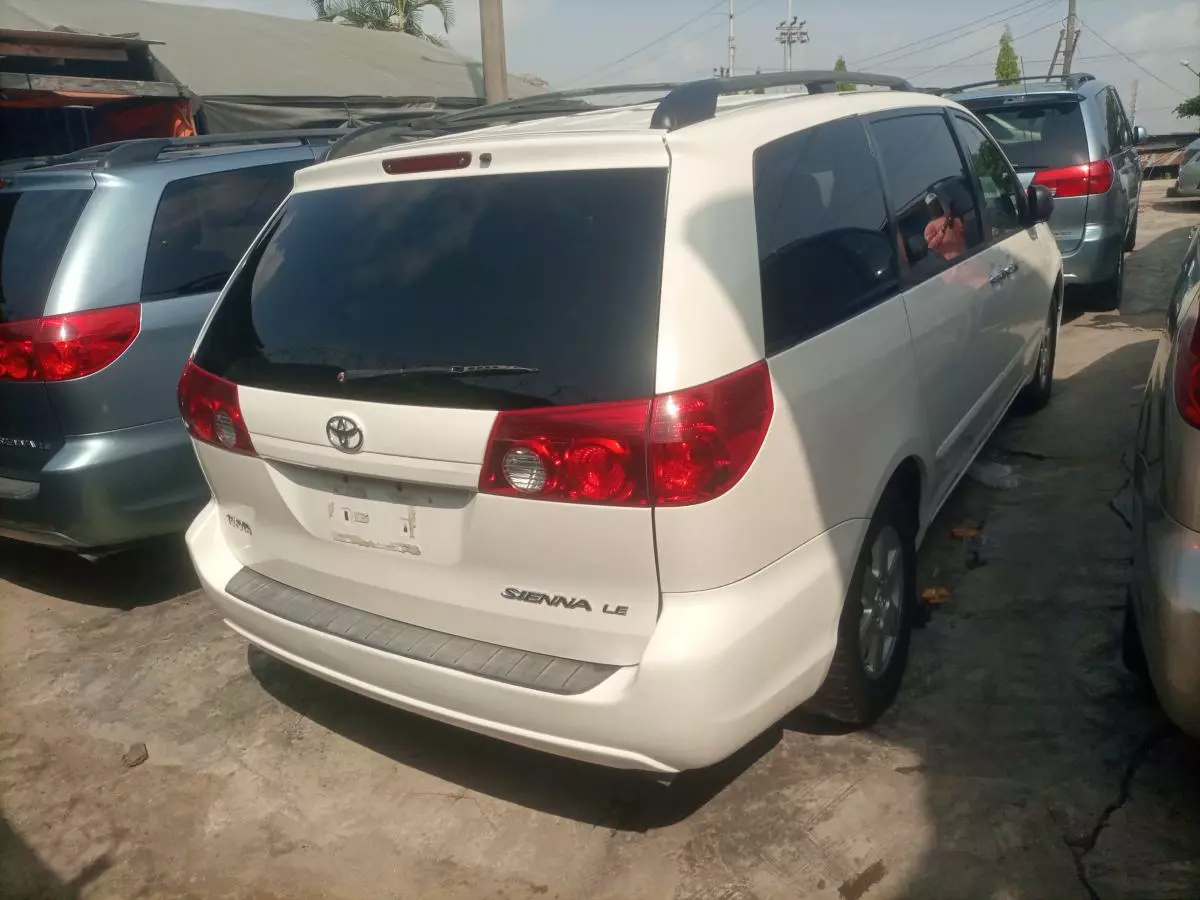 Toyota Sienna   - 2006