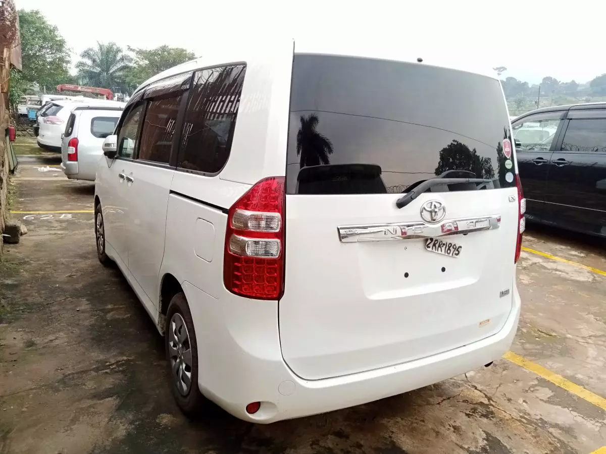 Toyota Noah   - 2011