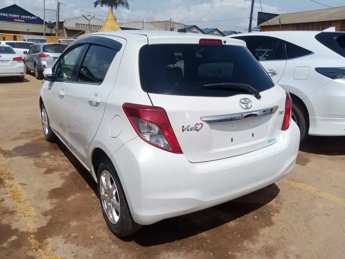 Toyota Vitz   - 2011