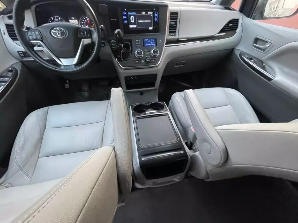 Toyota Sienna - 2016