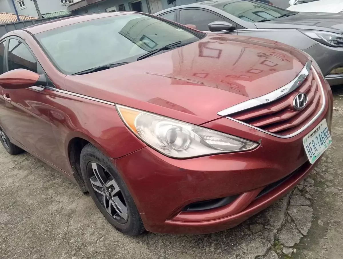 Hyundai Sonata   - 2012