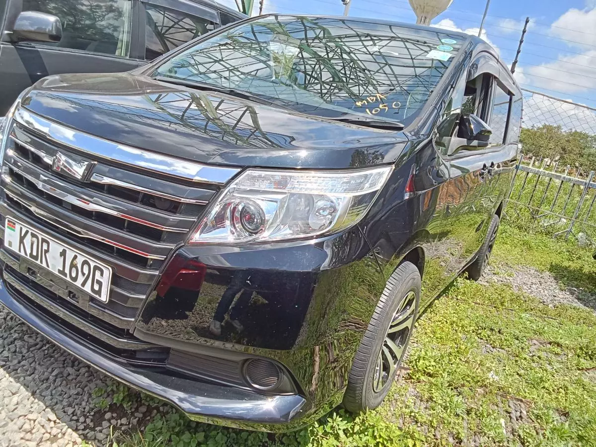 Toyota Noah   - 2017