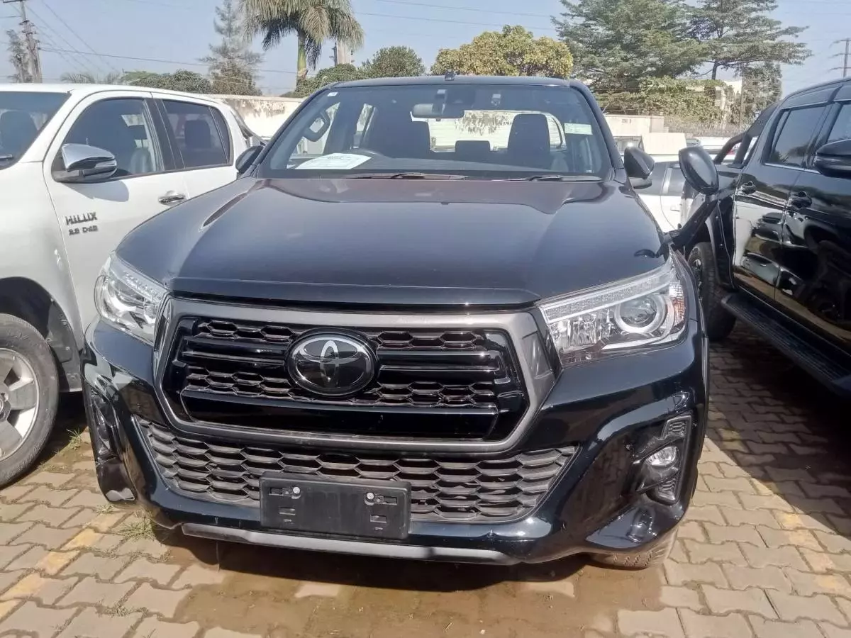 Toyota Hilux   - 2019