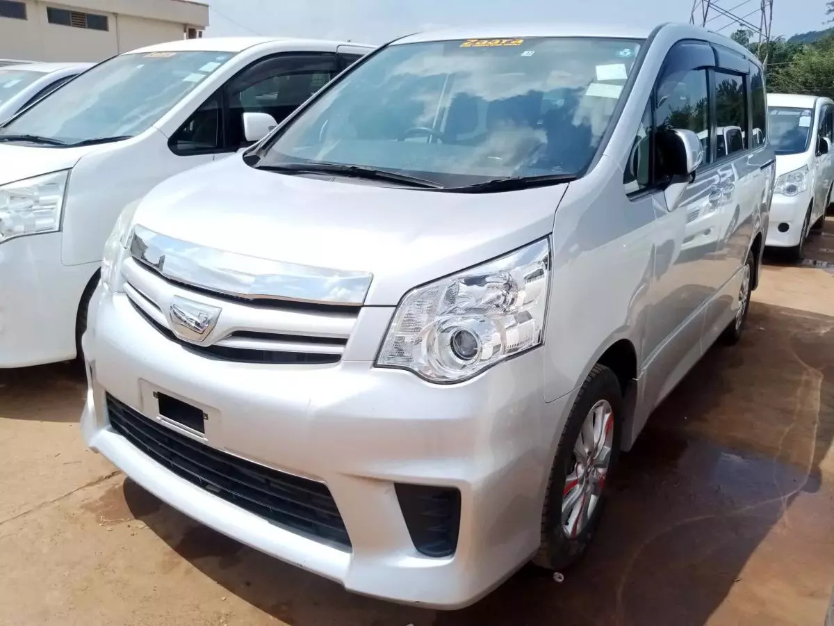 Toyota Noah   - 2011