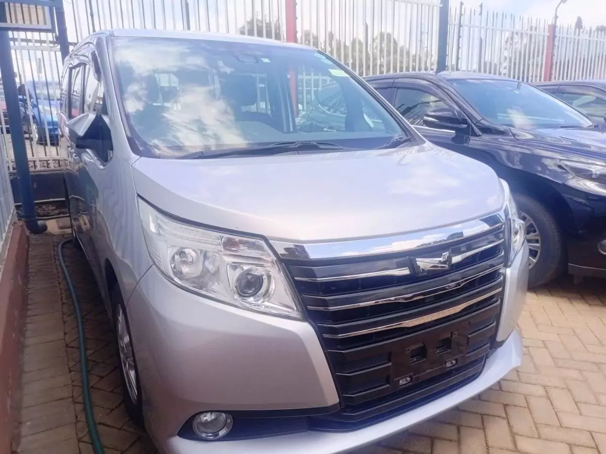 Toyota Noah   - 2016