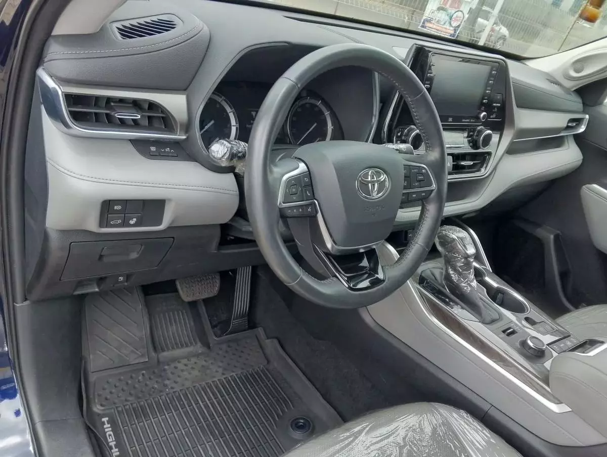 Toyota Highlander   - 2020