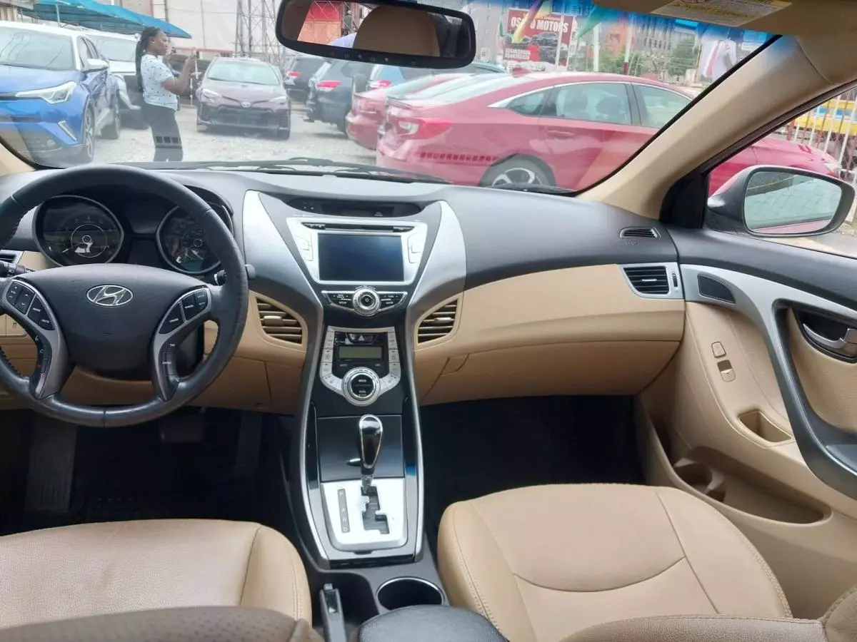 Hyundai Elantra   - 2012