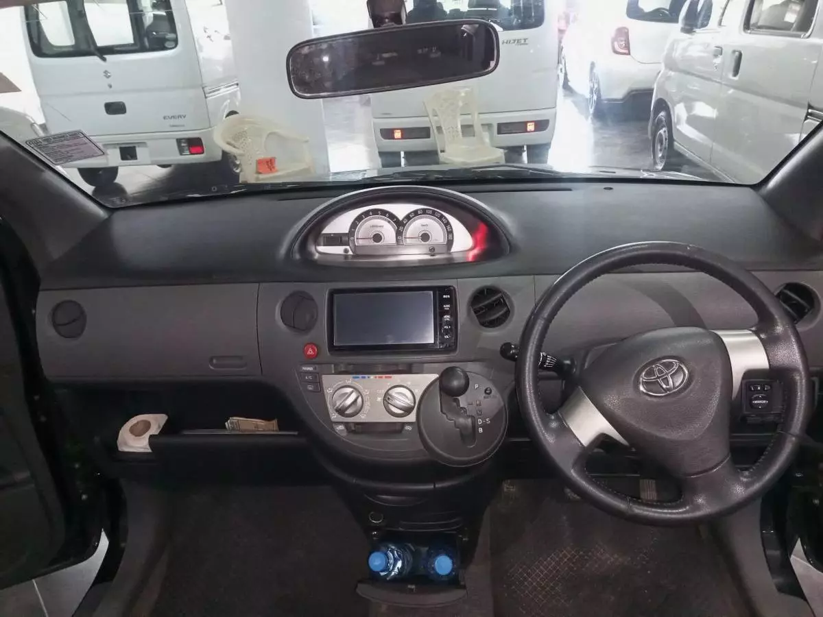 Toyota Sienta - 2014