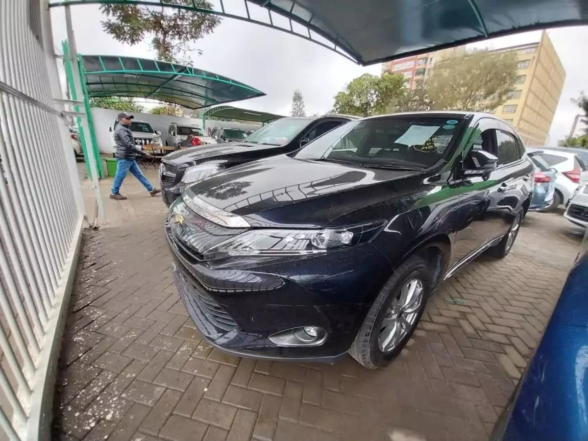 Toyota Harrier   - 2017