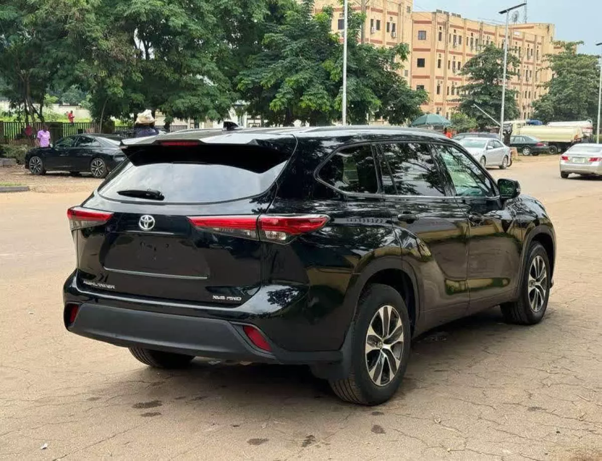 Toyota Highlander   - 2021