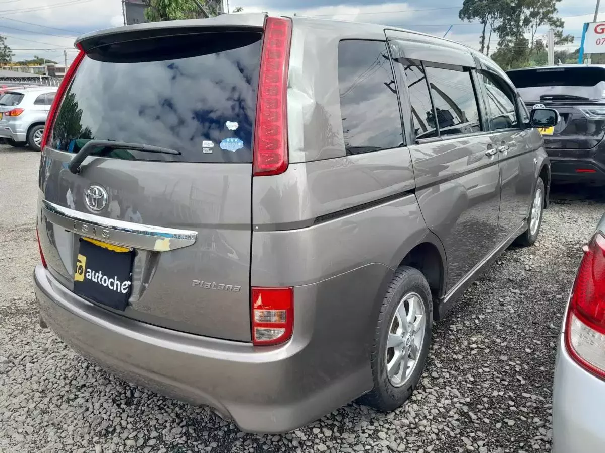 Toyota Isis  - 2010