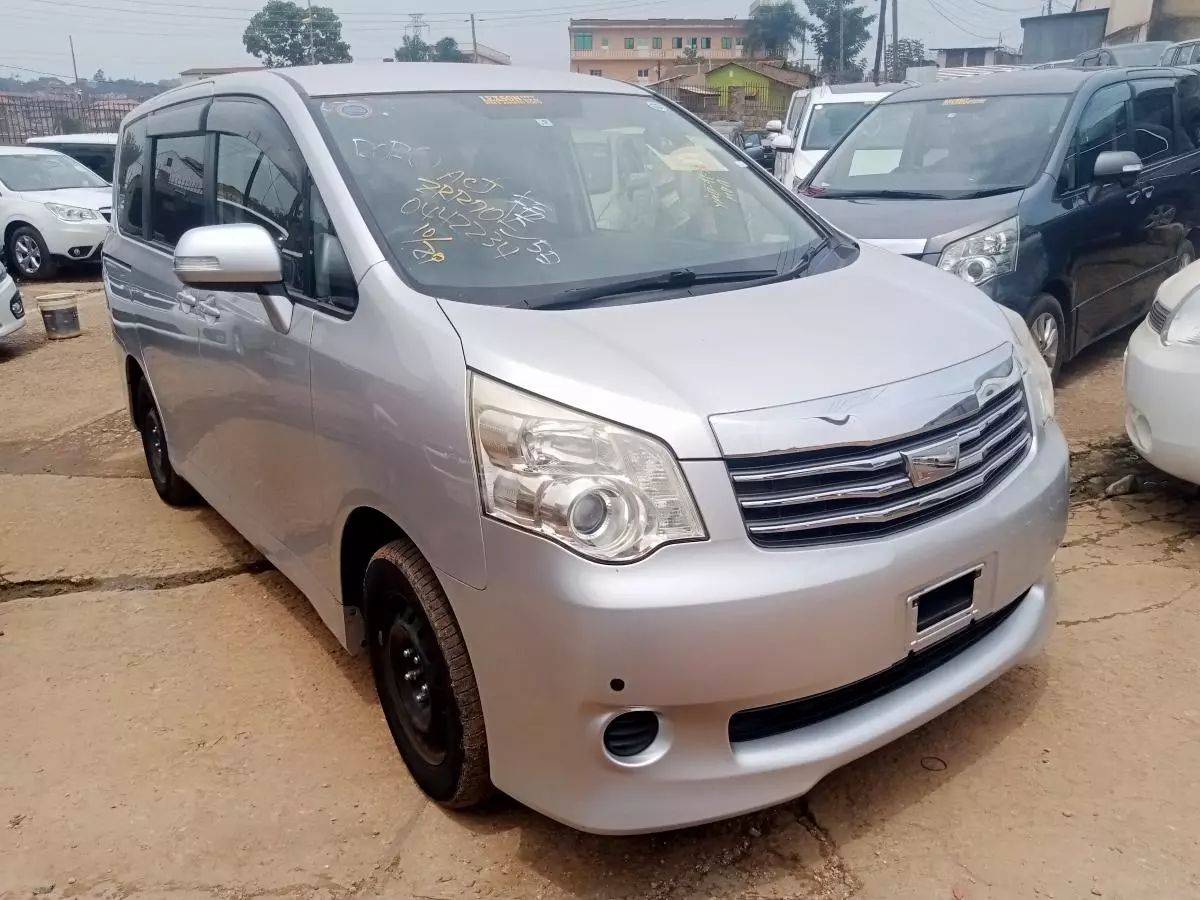 Toyota Noah   - 2012