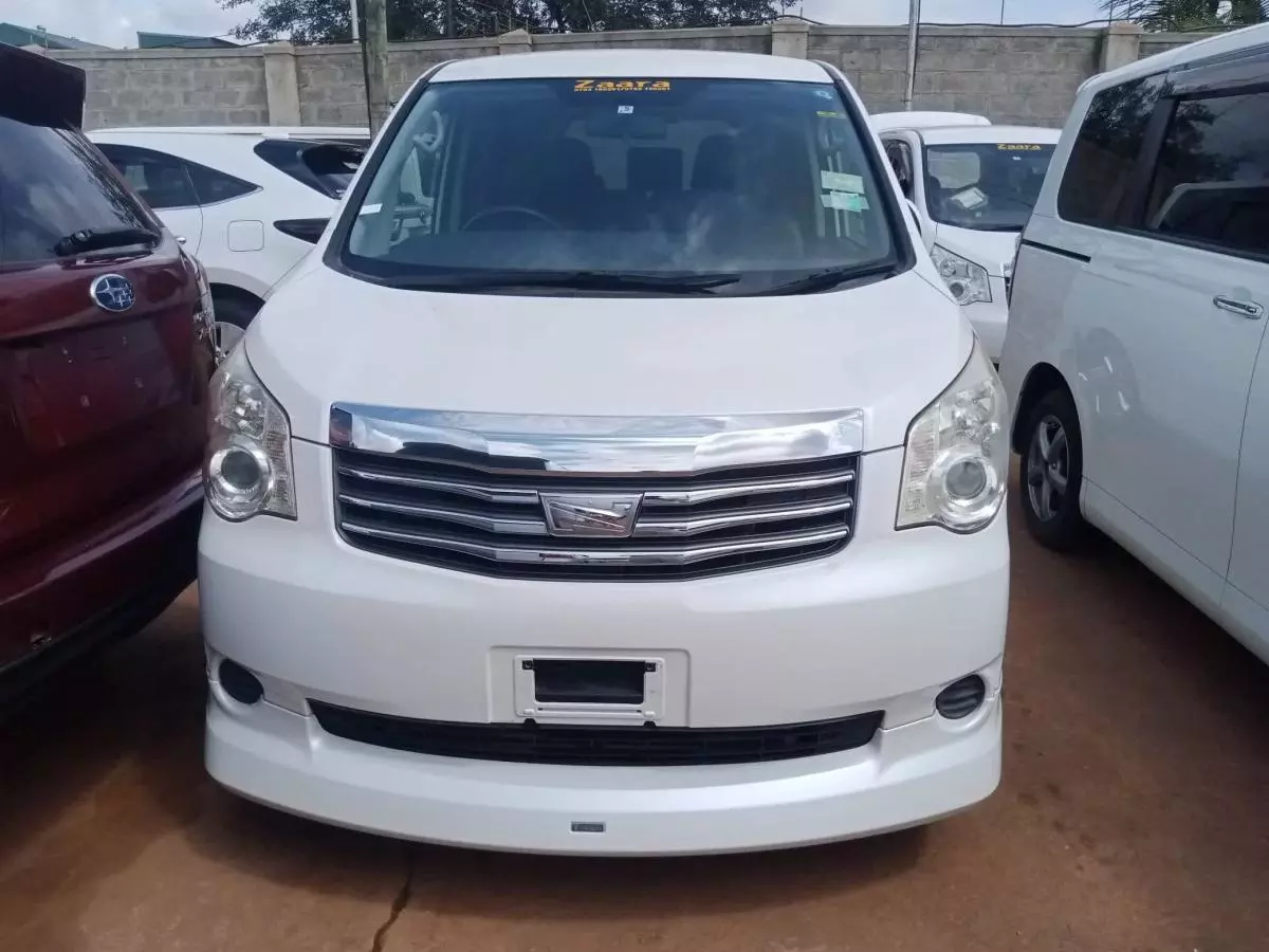 Toyota Noah   - 2011