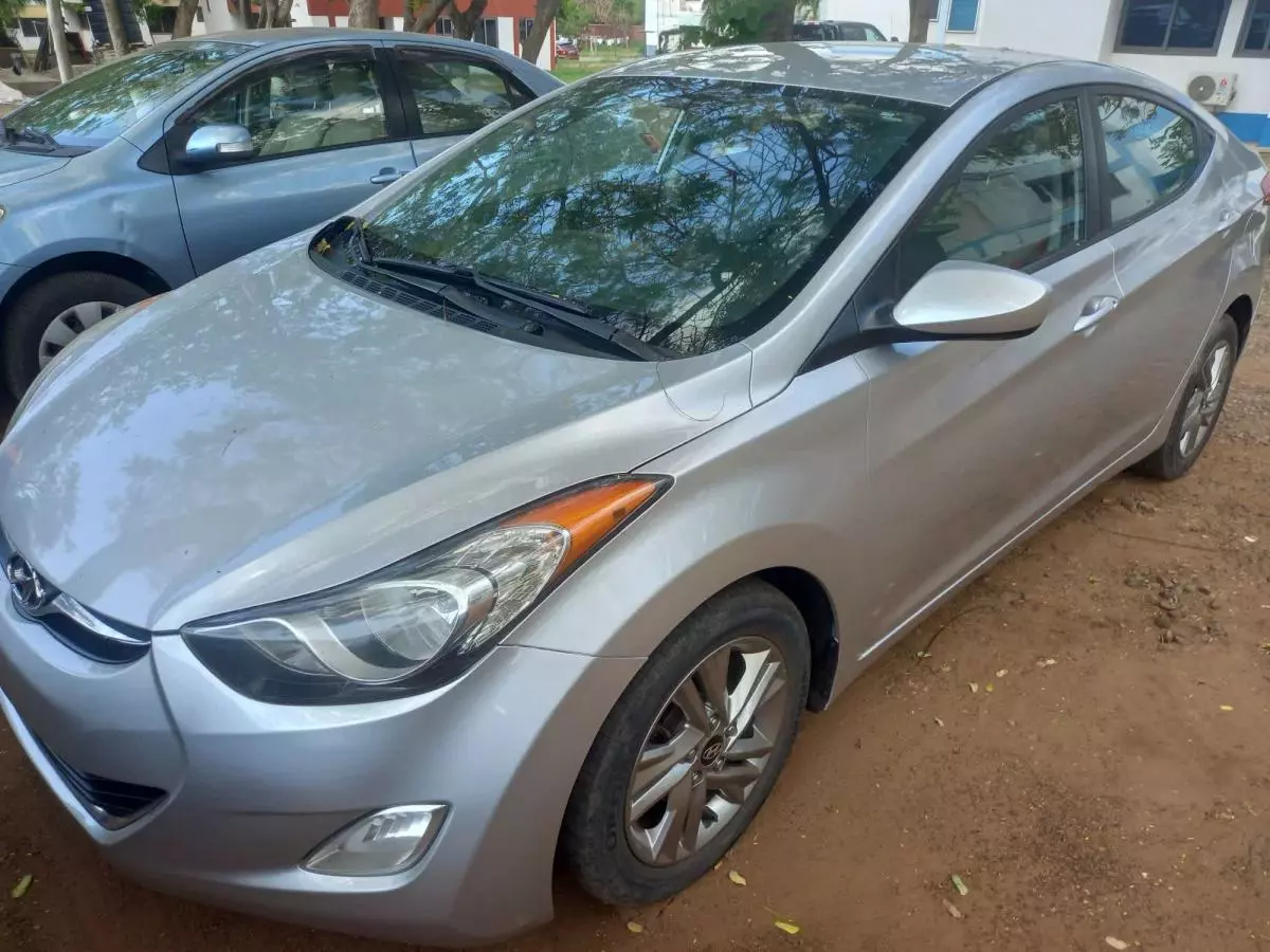 Hyundai Elantra   - 2013