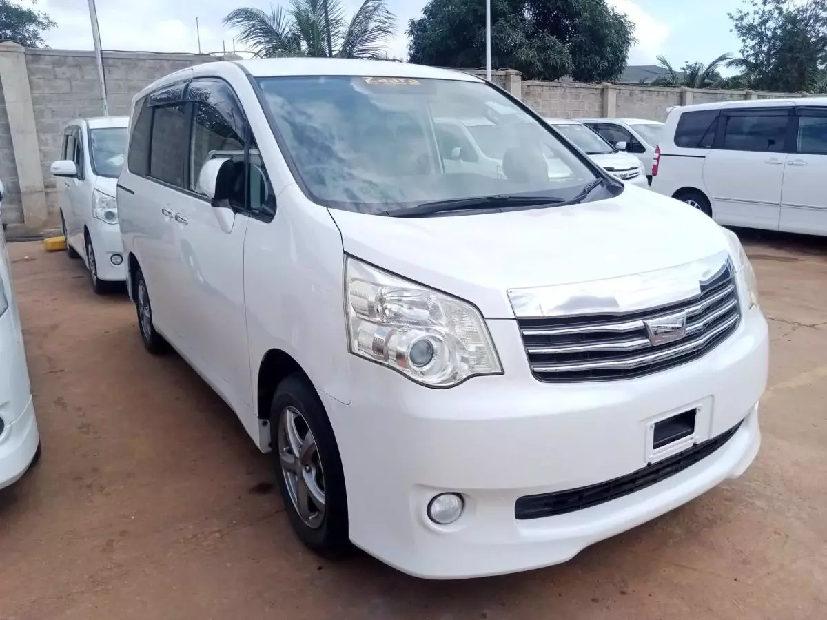 Toyota Noah   - 2011